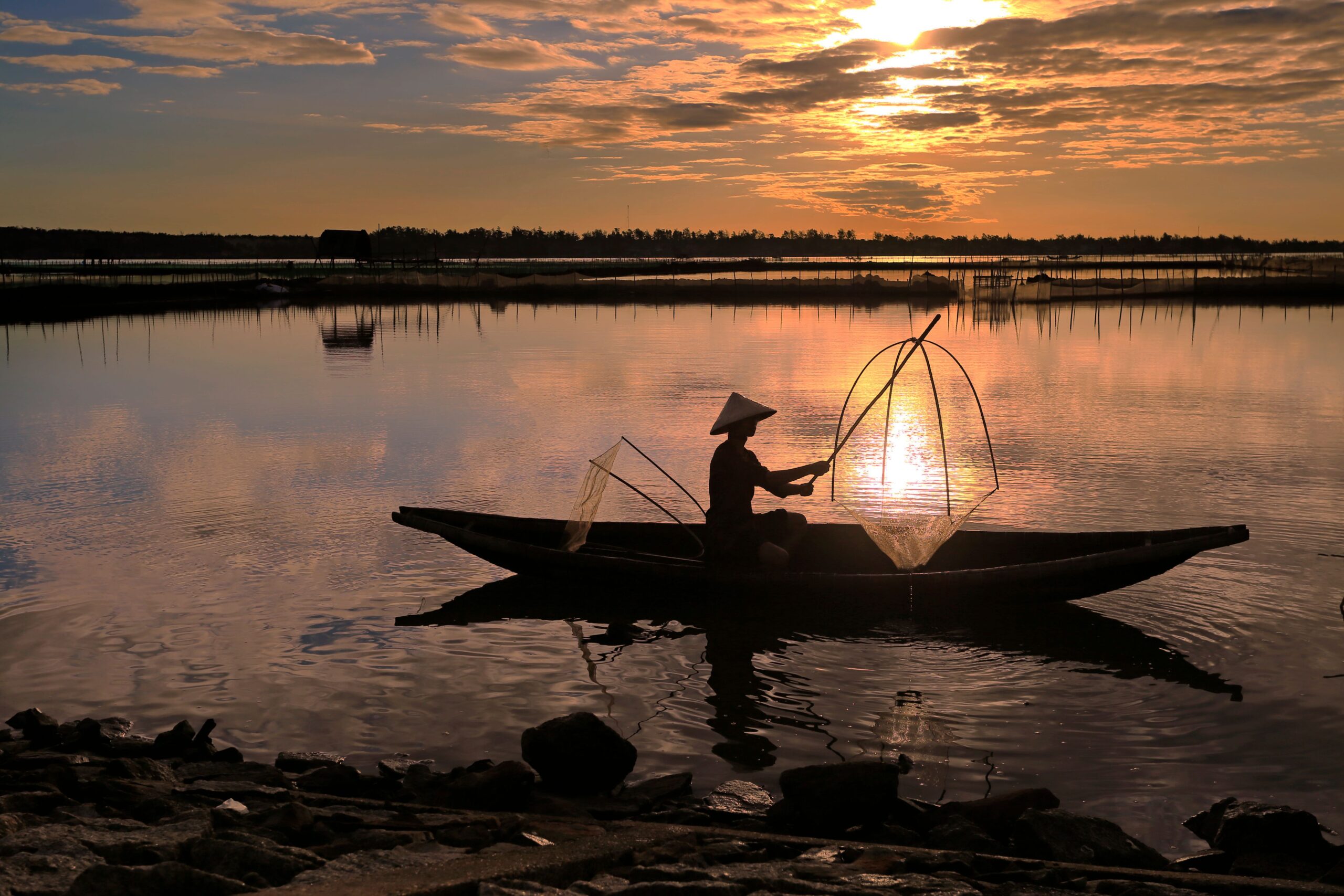 Barca de pesca navegando al atardecer