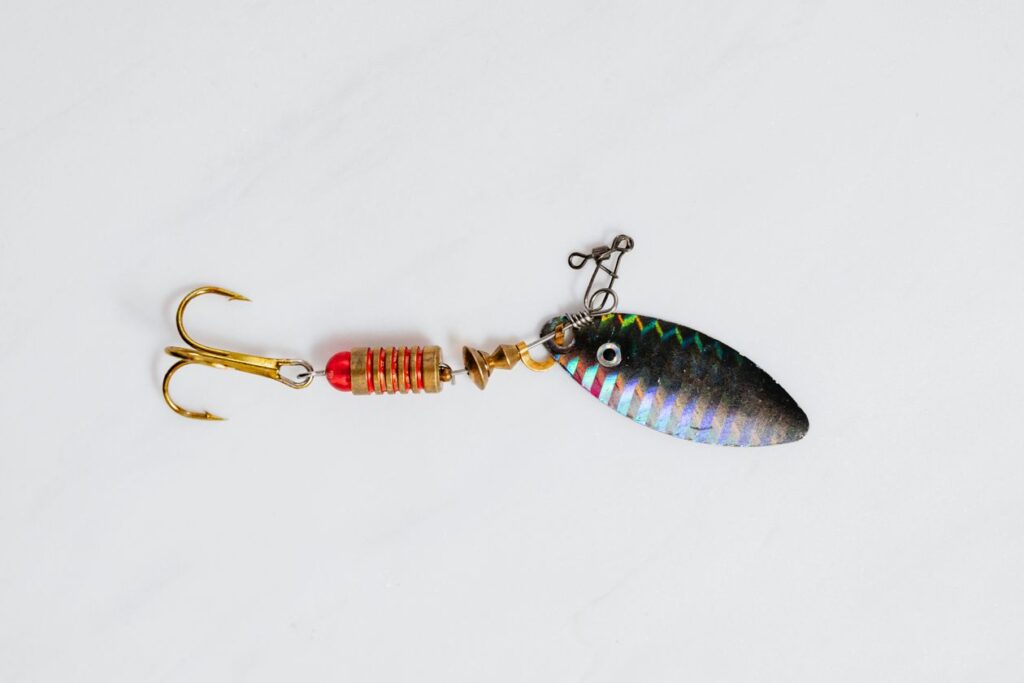 Chatterbait de pesca con cuchara metalica