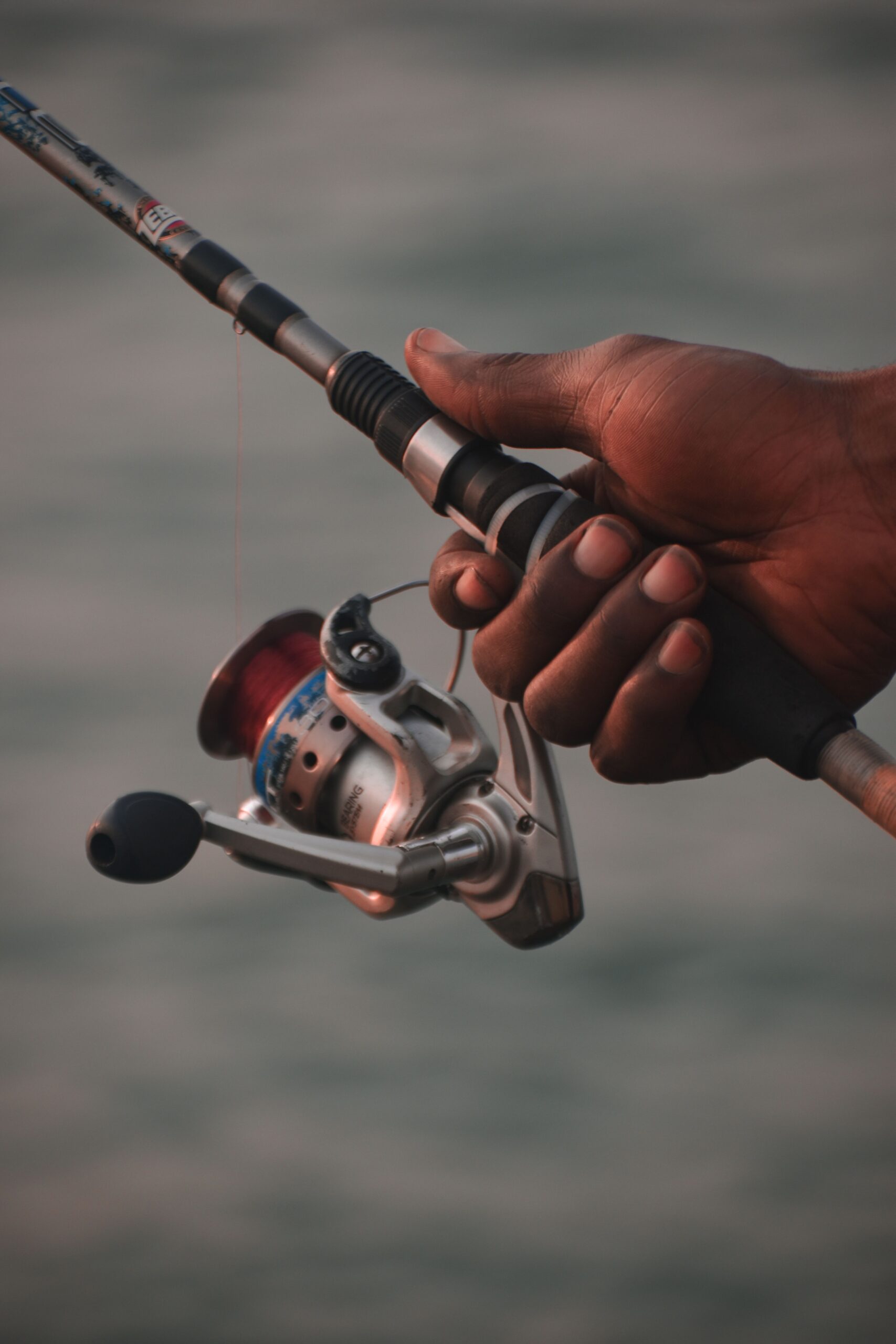 Primer plano de caña y carrete de pesca