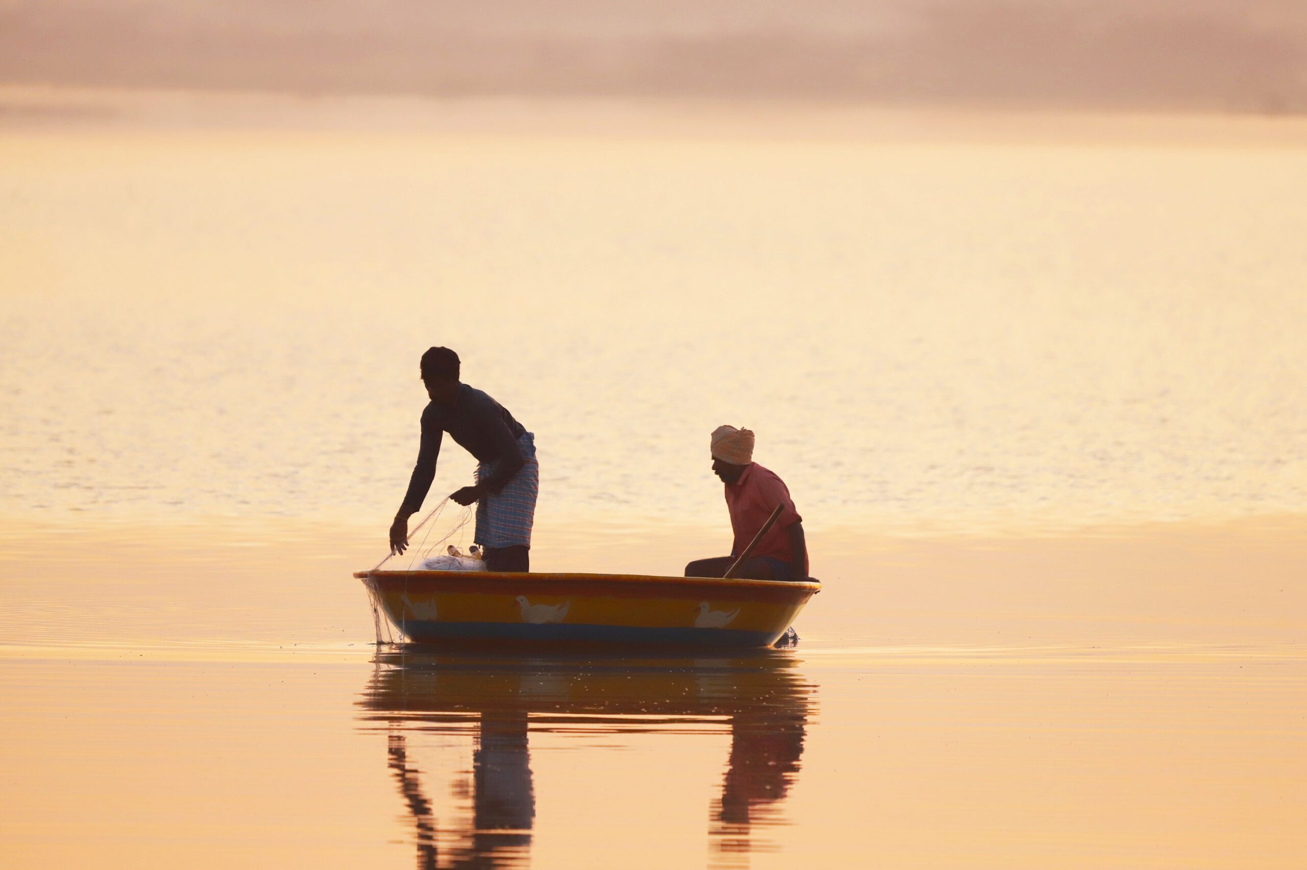Amanecer sobre el agua antes de la primera picada