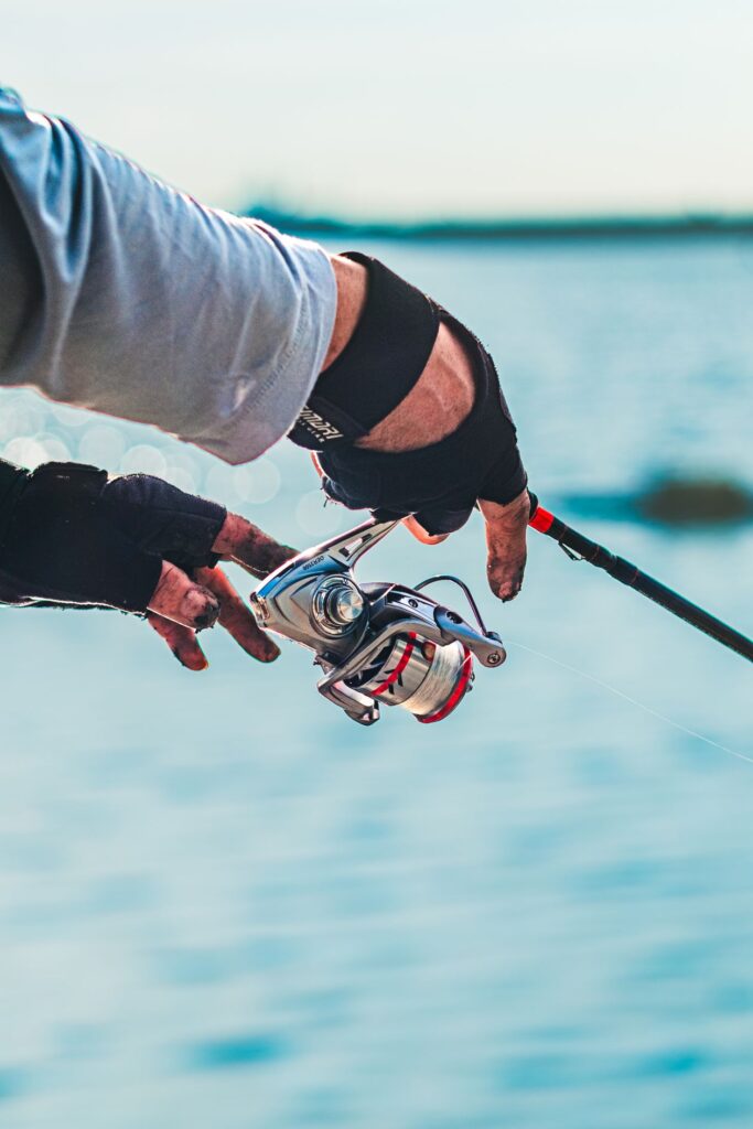 Carrete de pesca Okuma Ceymar en accion