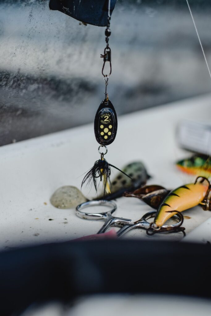 Tijeras de pesca multiusos junto a senuelo